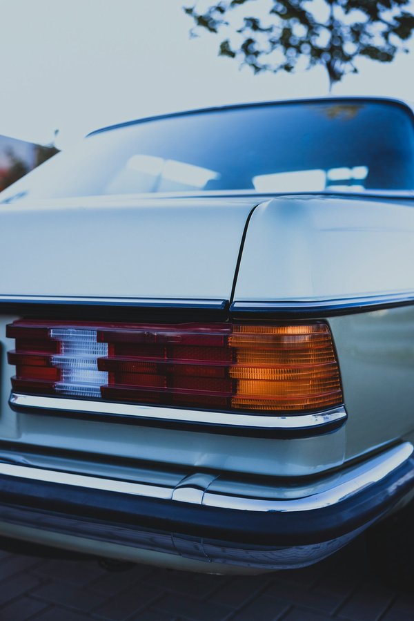 Quels produits sont efficaces pour enlever les traces de goudron sur la carrosserie?