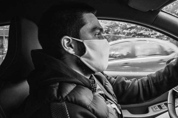 Quels sont les bénéfices des dispositifs de reconnaissance vocale pour la gestion des commandes de sécurité en conduite?